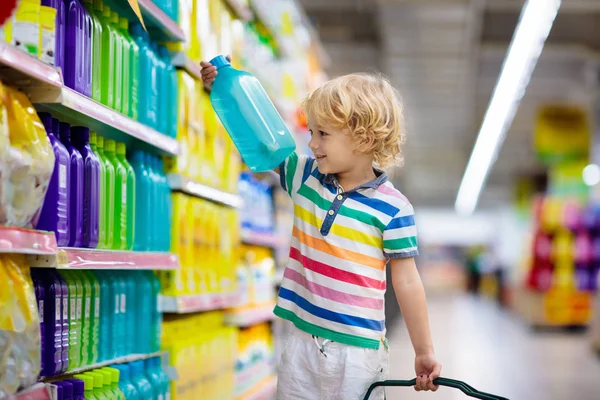 Dziecko w supermarkecie. Dzieciak zakupy spożywcze. — Zdjęcie stockowe