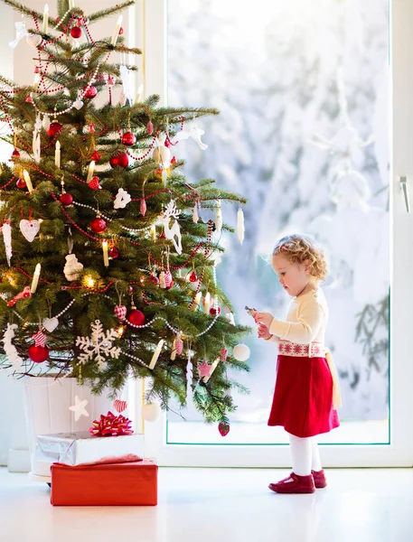 Bambino che addobba l'albero di Natale. Ragazzo alla vigilia di Natale . — Foto Stock
