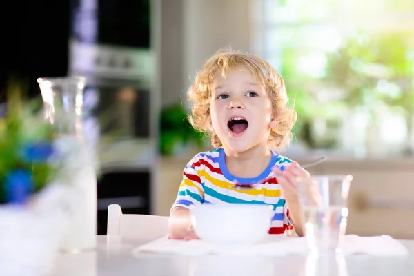 Petit déjeuner pour enfant. Enfant avec lait et céréales . — Photo