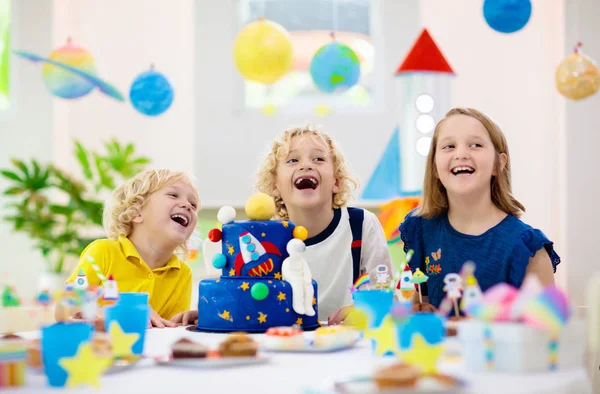 Crianças espaço tema festa de aniversário com bolo . — Fotografia de Stock