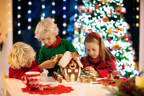 Niños horneando casa de jengibre. Navidad en casa . —  Fotos de Stock