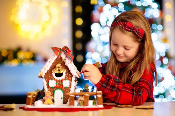 Bambini che cucinano casa di pan di zenzero. Natale a casa . — Foto Stock