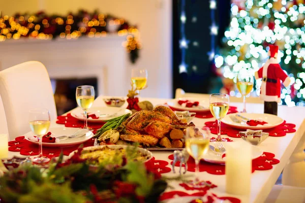 Cena de Navidad en la chimenea y árbol de Navidad . —  Fotos de Stock