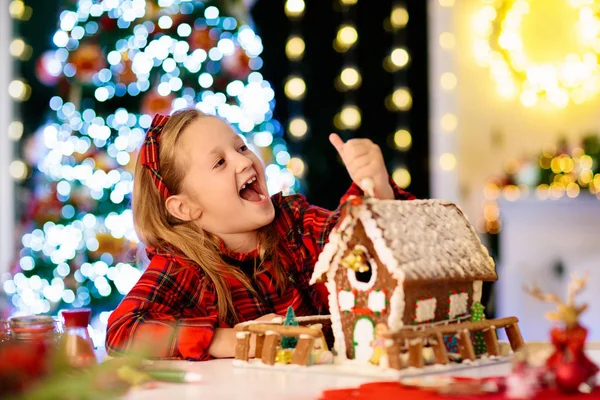 Niños horneando casa de jengibre. Navidad en casa . —  Fotos de Stock