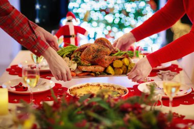 Çocuklu bir aile Noel yemeğini ağaçta yiyor.