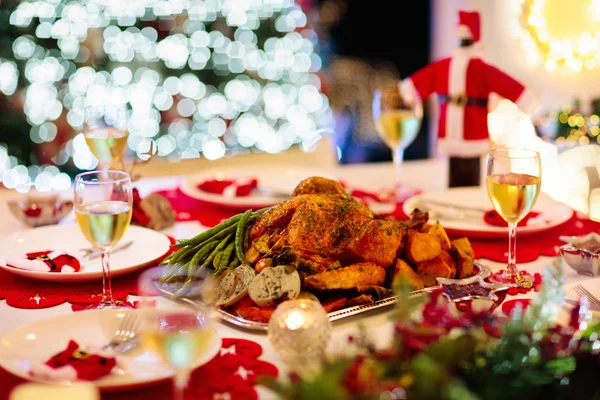 Kerstdiner op haard en kerstboom. — Stockfoto