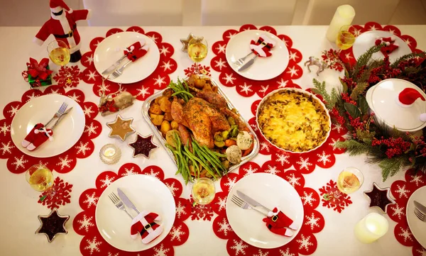 Weihnachtsessen am Kamin und Weihnachtsbaum. — Stockfoto