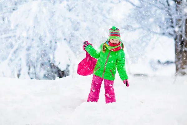坐雪橇的女孩。 孩子们滑行。 在雪橇上的孩子 — 图库照片