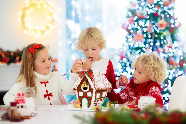 Çocuklar zencefilli kurabiye evi yapıyor. Evde Noel. — Stok fotoğraf