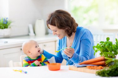 Anne beslenme bebek ilk katı yiyecek