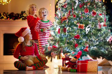 Noel ağacını süsleyen çocuk. Xmas arifesindeki çocuk.