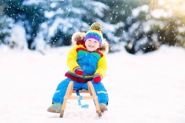 Çocuk kızağı binmek. Kızakla çocuk. Kızak ile çocuk