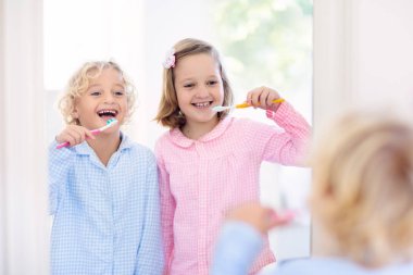 Çocuk diş fırçalıyor. Diş macunu, fırçası olan çocuklar.