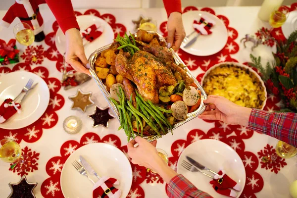 Famille avec enfants dîner de Noël au sapin — Photo