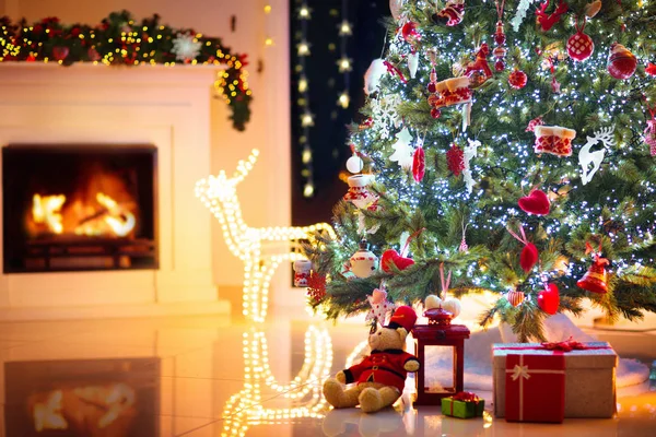 Quarto decorado com árvore de Natal e lareira — Fotografia de Stock