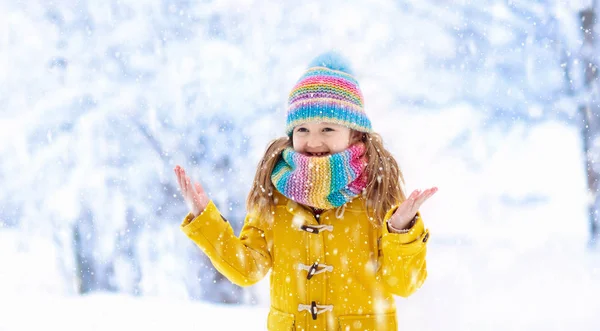 Child playing in snow on Christmas. Kids in winter — Stock Photo, Image