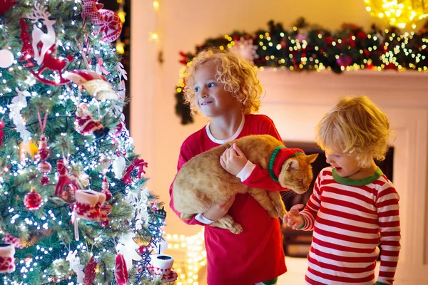 Kind schmückt Weihnachtsbaum. Kind an Heiligabend. — Stockfoto