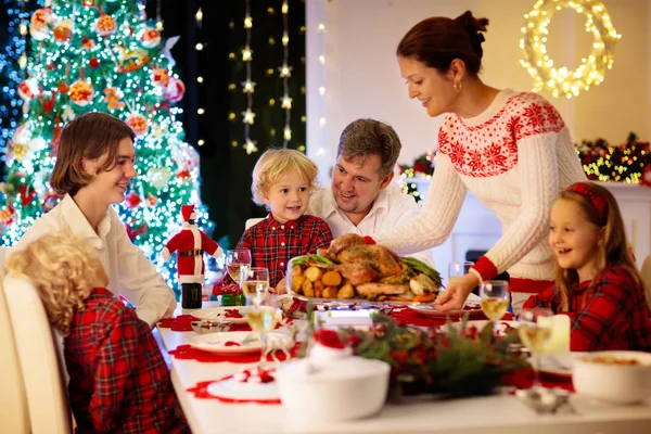 Rodina s dětmi na vánoční večeři na stromě — Stock fotografie