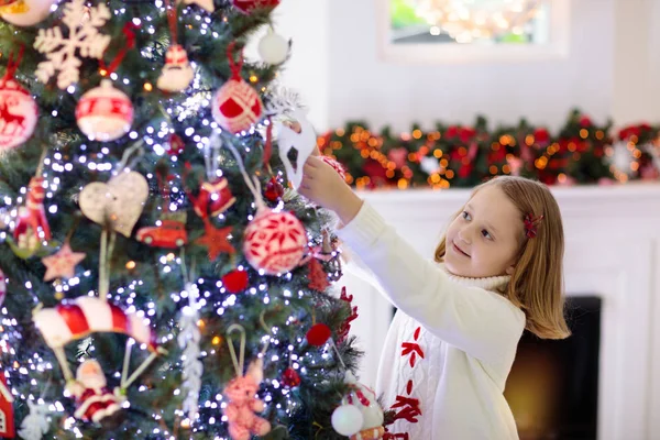 Bambino che addobba l'albero di Natale. Ragazzo alla vigilia di Natale . — Foto Stock