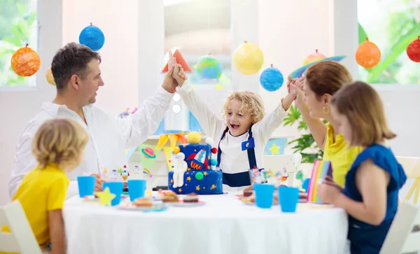 Crianças espaço tema festa de aniversário com bolo . — Fotografia de Stock