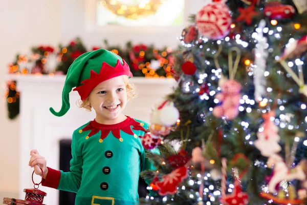 크리스마스 트리 장식하는 꼬마. Xmas eve 에 있는 아이. — 스톡 사진