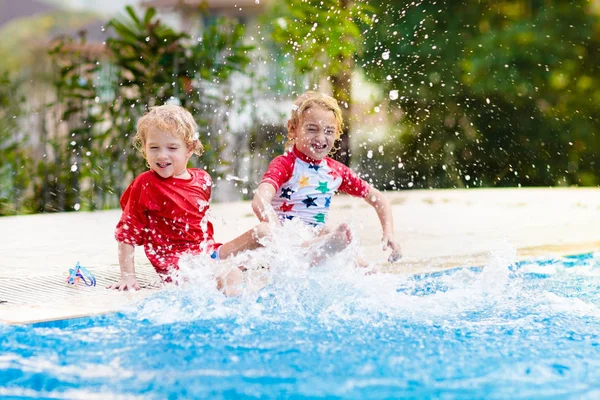 Niño en la piscina. Vacaciones de verano con niños . — Foto de Stock