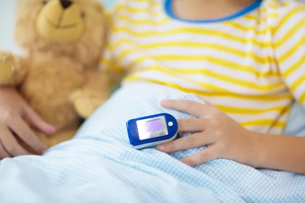 Pulse oximeter. Sick boy with asthma. Ill child. — Stock Photo, Image