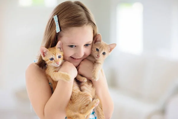 抱着小猫的小孩。儿童和宠物 — 图库照片