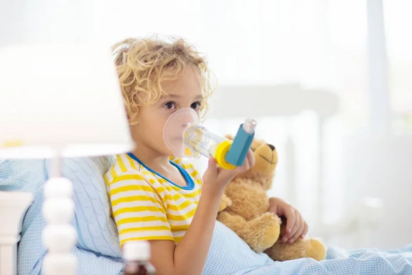 喘息の薬を持つ病気の小さな男の子。病気の子供. — ストック写真