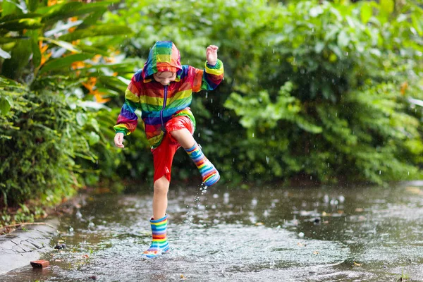 Niño Jugando Bajo Lluvia Parque Otoño Niño Saltando Charco Fangoso —  Fotos de Stock