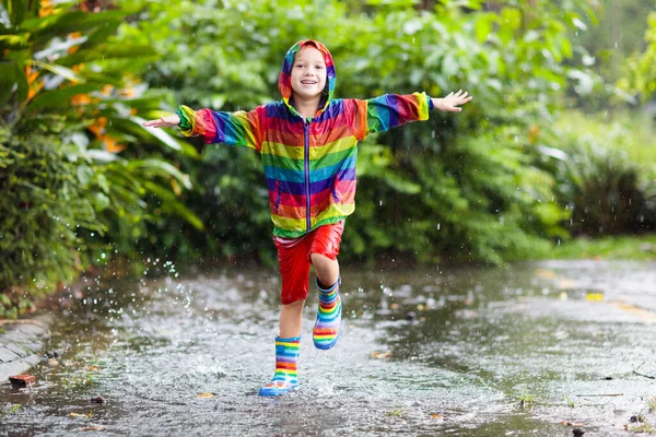 Hij Speelt Regen Het Herfstpark Kind Springt Modderpoel Regenachtige Herfstdag — Stockfoto