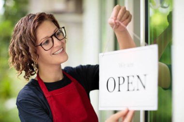 Kapandıktan sonra kafe açılıyor. Restoranın ya da marketin ön kapısında açık tabela var. Önlüklü garson müşteriyi selamlıyor. Pastane girişine hoş geldin mesajı. Karantinadan sonra işe dönün..