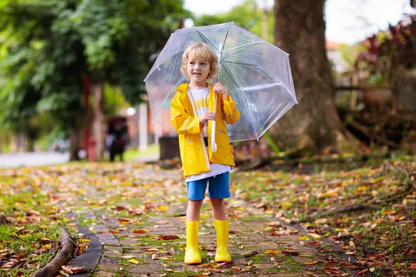 Gyerek Őszi Esőben Játszik Egy Gyerek Esernyővel Egy Kisfiú Fut — Stock Fotó