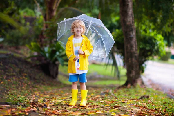 Niño Jugando Bajo Lluvia Otoño Niño Con Paraguas Niño Corriendo — Foto de Stock