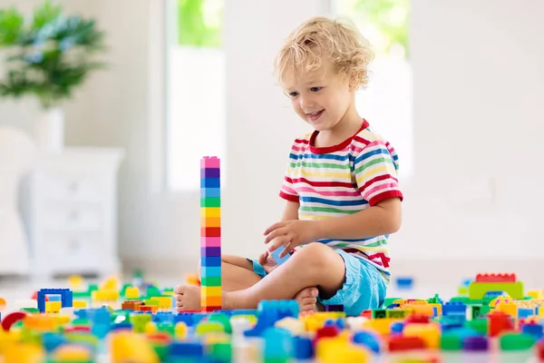 Kind Spielt Mit Bunten Spielzeugklötzen Kleiner Junge Baut Turm Hause — Stockfoto