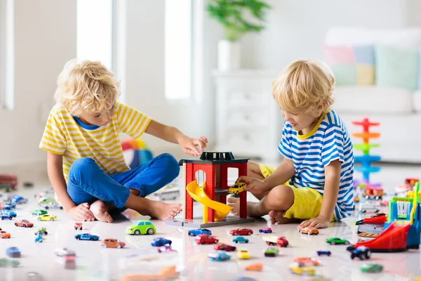 Діти Грають Іграшковими Машинами Білій Кімнаті Маленький Хлопчик Грає Машинами — стокове фото