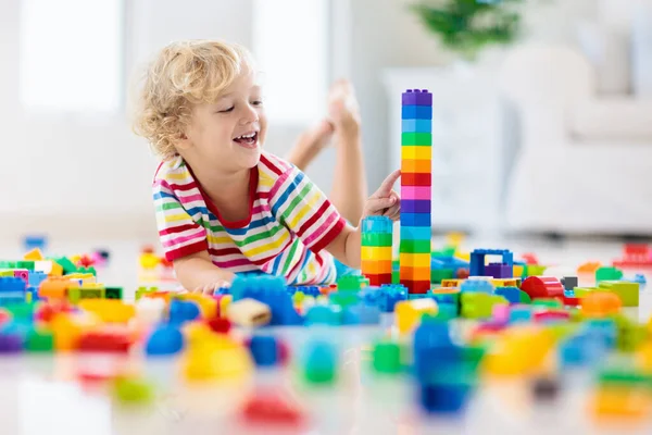 Дитина Грає Барвистими Іграшковими Блоками Маленький Хлопчик Будує Вежу Вдома — стокове фото