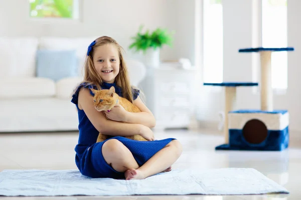 Kind Dat Thuis Met Kat Speelt Kinderen Huisdieren Klein Meisje — Stockfoto