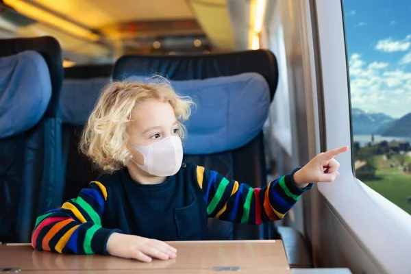 Enfant Train Avec Masque Facial Éclosion Virale Coronavirus Pandémie Grippe — Photo