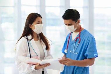 Steteskop ve maske takan Asyalı doktor ya da hemşire. Asya 'daki koronavirüs salgınında uzman. Virüs salgını. Hastane ve klinik personeli. Hastalığı önleme. Sağlık bakımı uzmanı.