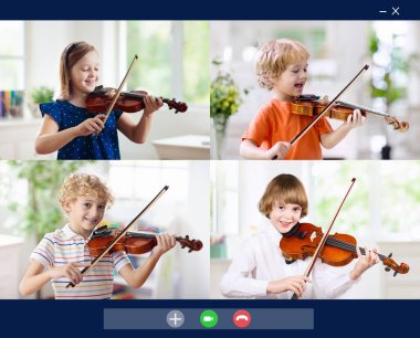 Çevrimiçi orkestra provası. Gruptaki çocuklar keman çalar. Çocuk müzik çalıyor. Evden uzaktan öğrenme. Çocuklar için sanat. Müzik aleti. Video sohbet konferansı dersi. Çevrimiçi müzik harcı. 