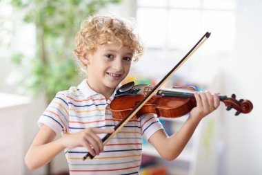 Keman çalan çocuk. Evden uzaktan öğrenme. Çocuklar için sanat. Müzik aleti olan küçük bir çocuk. Video sohbet konferansı dersi. Çevrimiçi müzik eğitimi. Yaratıcı çocuklar şarkı çalar. Klasik eğitim.