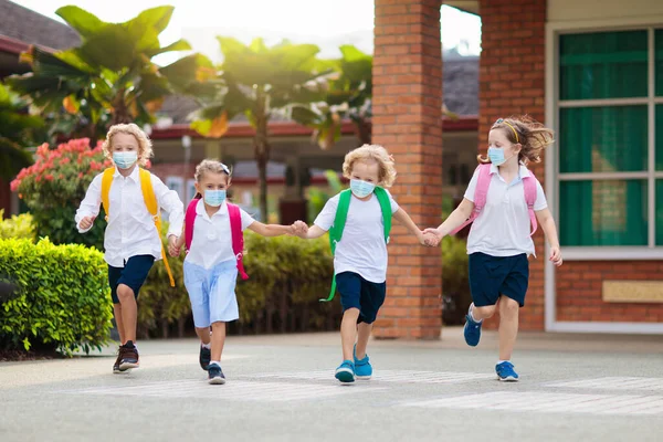 Skolebarn Med Ansiktsmaske Coronavirus Influensautbrudd Gutt Jente Går Tilbake Til – stockfoto