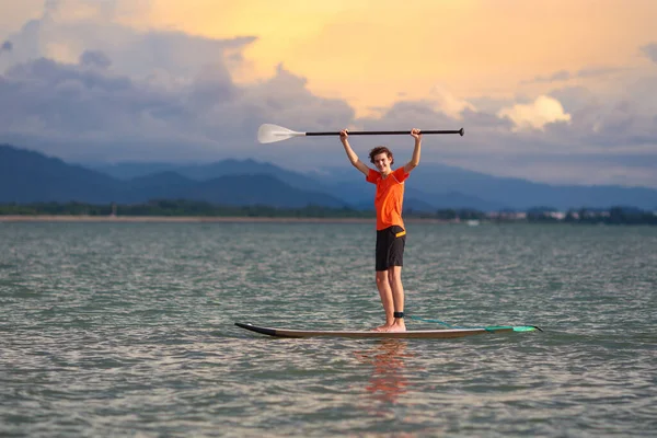 Joven Pie Tabla Remo Diversión Acuática Deporte Playa Deportes Aire —  Fotos de Stock