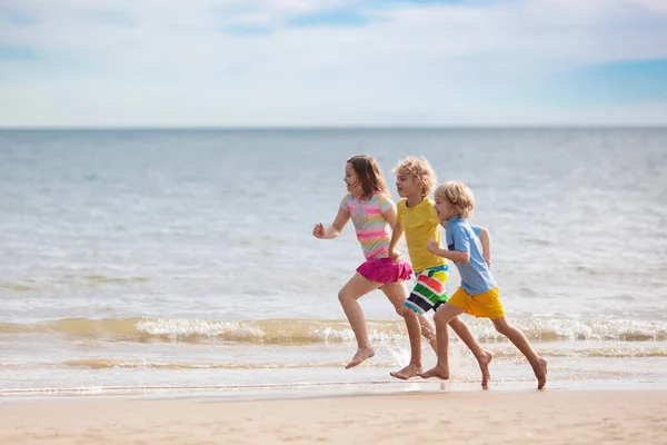 Bambino Che Gioca Sulla Spiaggia Tropicale Ragazzino Con Secchio Vanga — Foto Stock
