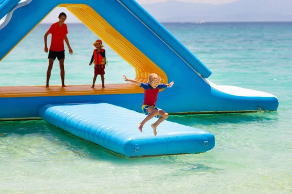 Niños Saltando Trampolín Playa Mar Tropical Los Niños Saltan Tobogán — Foto de Stock