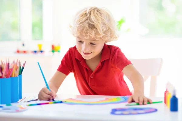 Kinder Malen Kindermalerei Weißen Sonnigen Arbeitszimmer Kleiner Junge Zeichnet Regenbogen — Stockfoto