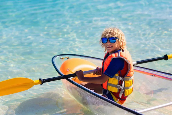 Kinderen Kajakken Oceaan Kinderen Kajak Tropische Zee Actieve Vakantie Met — Stockfoto