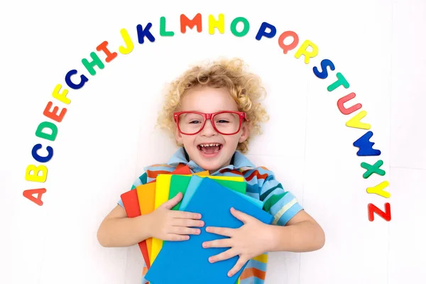 Criança Pré Escolar Feliz Aprendendo Ler Escrever Brincando Com Letras — Fotografia de Stock