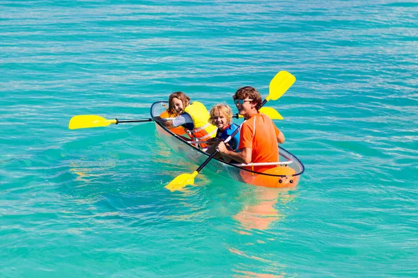 孩子们在海里划船 热带海域皮划艇的孩子们 和小孩一起积极度假父母 小男孩和小女孩在美丽海滩上的独木舟上 和孩子一起参加节日活动 家庭用水乐趣 — 图库照片